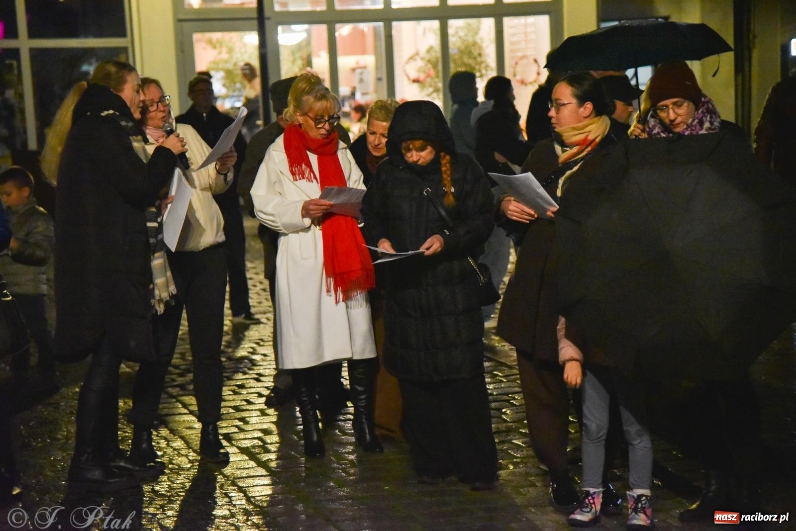 Zdjęcie w galerii na portalu naszraciborz.pl: Koncert pieśni patriotycznych na raciborskim rynku [FOTO i WIDEO] wiadomości z regionu