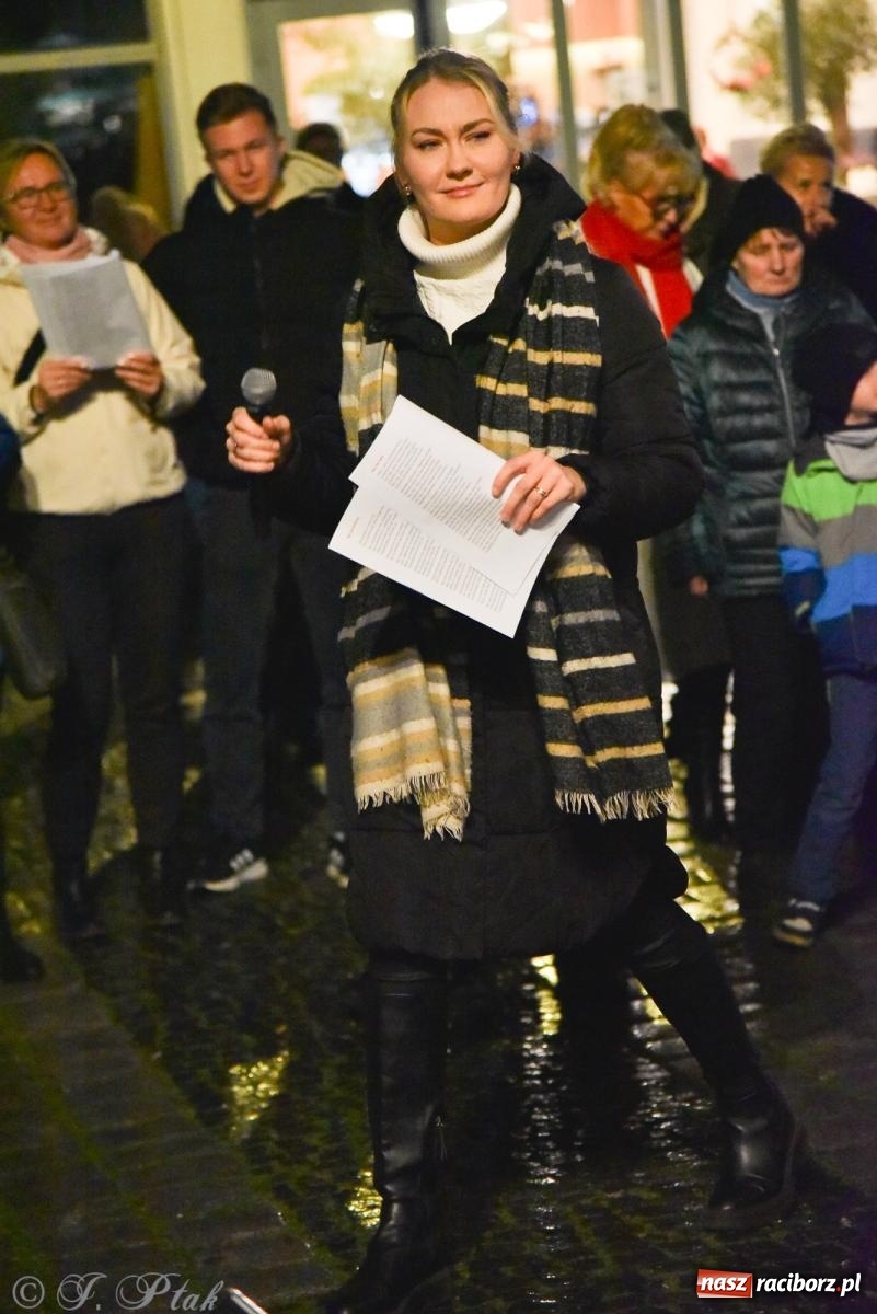 Zdjęcie w galerii na portalu naszraciborz.pl: Koncert pieśni patriotycznych na raciborskim rynku [FOTO i WIDEO] wiadomości z regionu