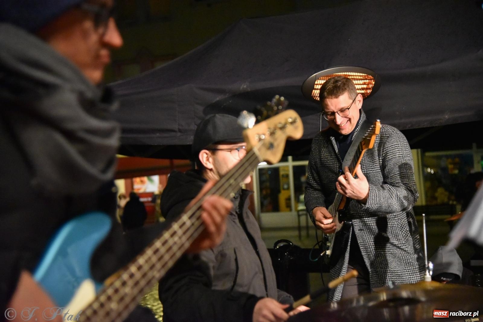 Zdjęcie w galerii na portalu naszraciborz.pl: Koncert pieśni patriotycznych na raciborskim rynku [FOTO i WIDEO] wiadomości z regionu