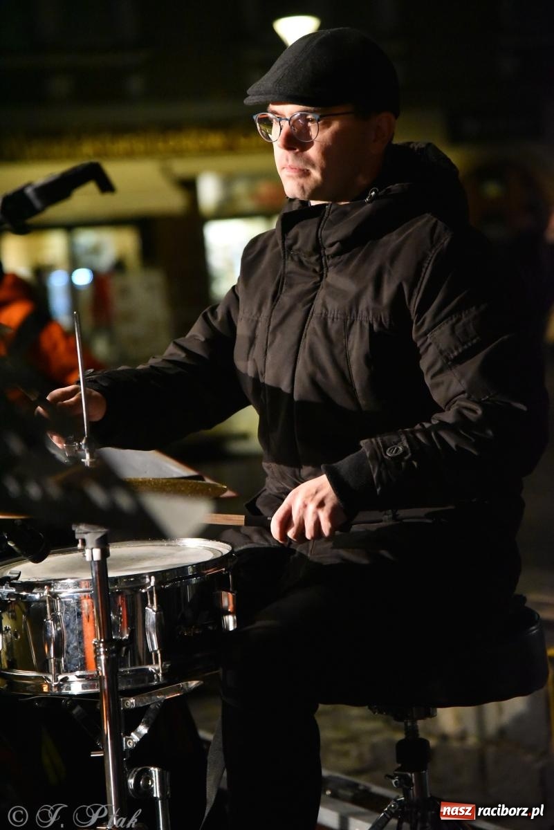 Zdjęcie w galerii na portalu naszraciborz.pl: Koncert pieśni patriotycznych na raciborskim rynku [FOTO i WIDEO] wiadomości z regionu