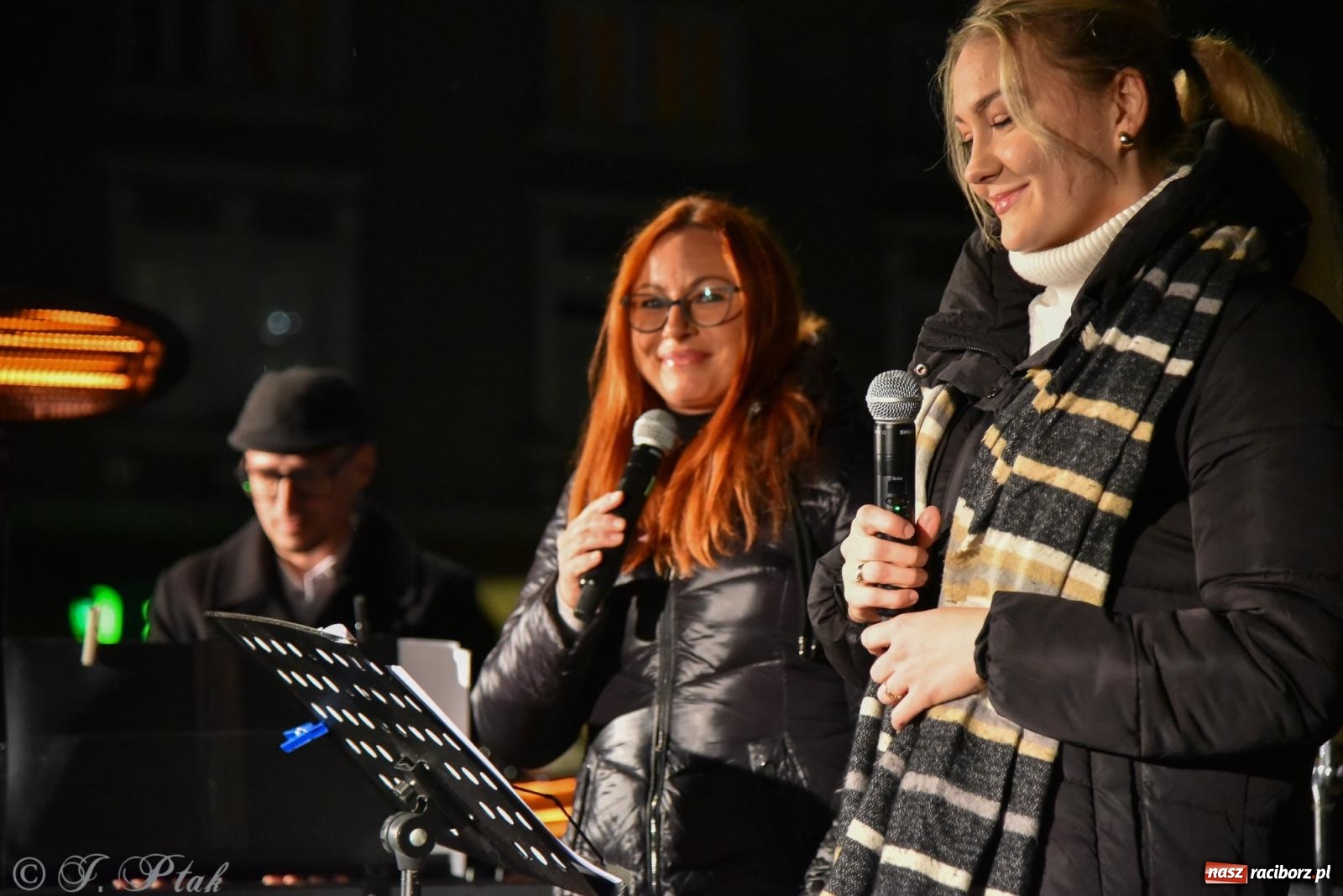 Zdjęcie w galerii na portalu naszraciborz.pl: Koncert pieśni patriotycznych na raciborskim rynku [FOTO i WIDEO] wiadomości z regionu