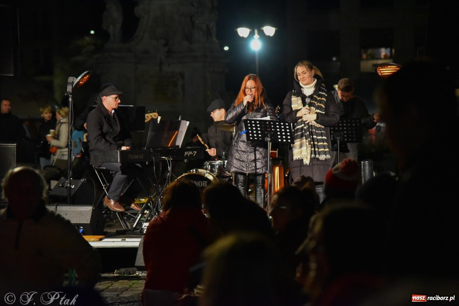 Zdjęcie w galerii na portalu naszraciborz.pl: Koncert pieśni patriotycznych na raciborskim rynku [FOTO i WIDEO] wiadomości z regionu