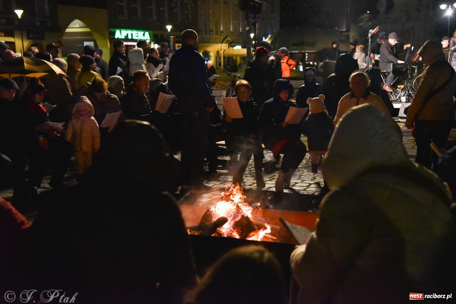 Zdjęcie w galerii na portalu naszraciborz.pl: Koncert pieśni patriotycznych na raciborskim rynku [FOTO i WIDEO] wiadomości z regionu