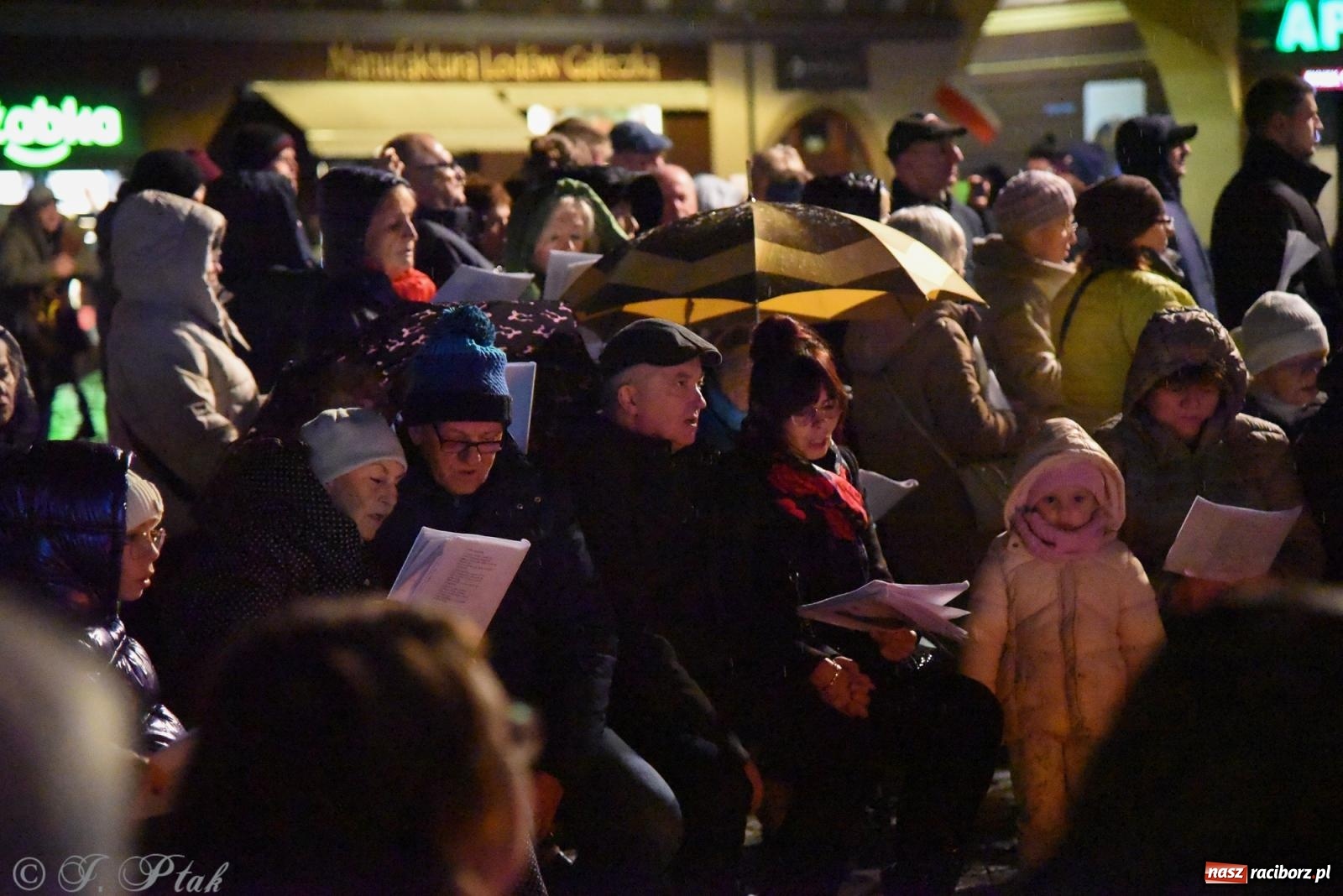 Zdjęcie w galerii na portalu naszraciborz.pl: Koncert pieśni patriotycznych na raciborskim rynku [FOTO i WIDEO] wiadomości z regionu