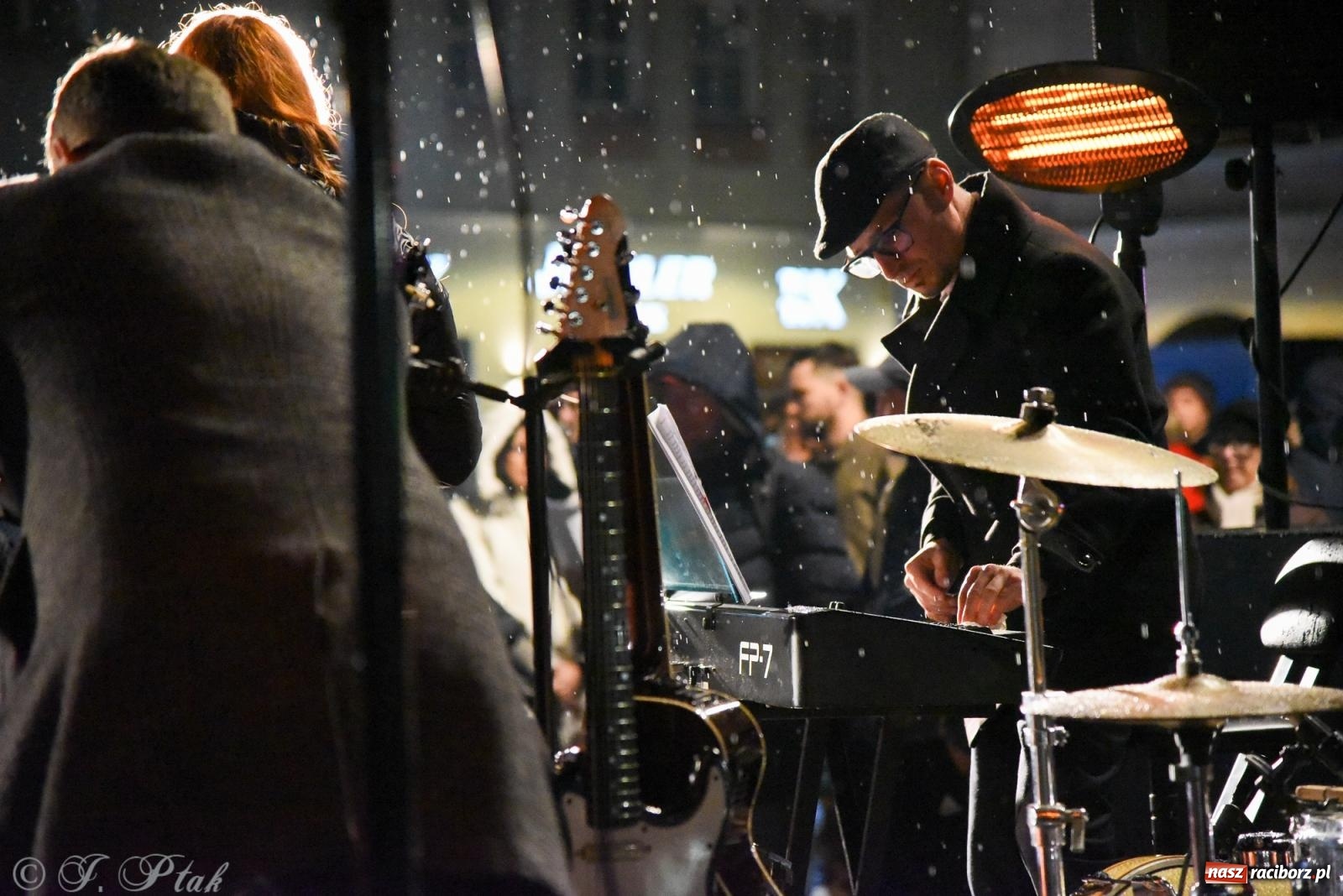 Zdjęcie w galerii na portalu naszraciborz.pl: Koncert pieśni patriotycznych na raciborskim rynku [FOTO i WIDEO] wiadomości z regionu