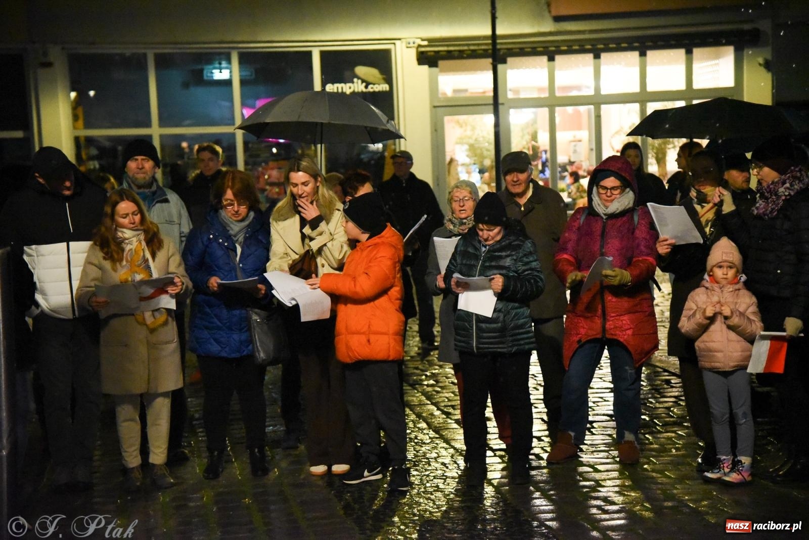 Zdjęcie w galerii na portalu naszraciborz.pl: Koncert pieśni patriotycznych na raciborskim rynku [FOTO i WIDEO] wiadomości z regionu