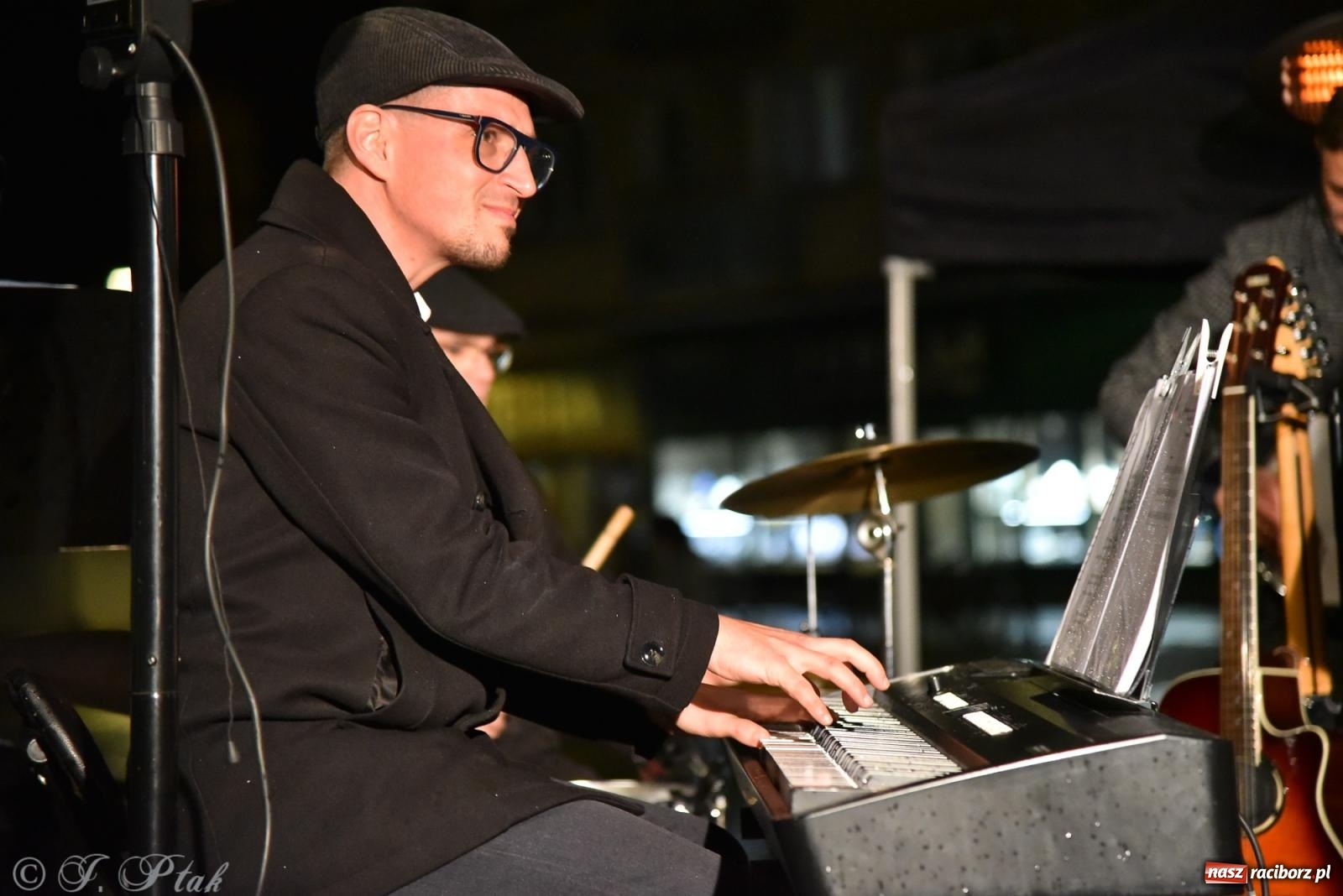 Zdjęcie w galerii na portalu naszraciborz.pl: Koncert pieśni patriotycznych na raciborskim rynku [FOTO i WIDEO] wiadomości z regionu