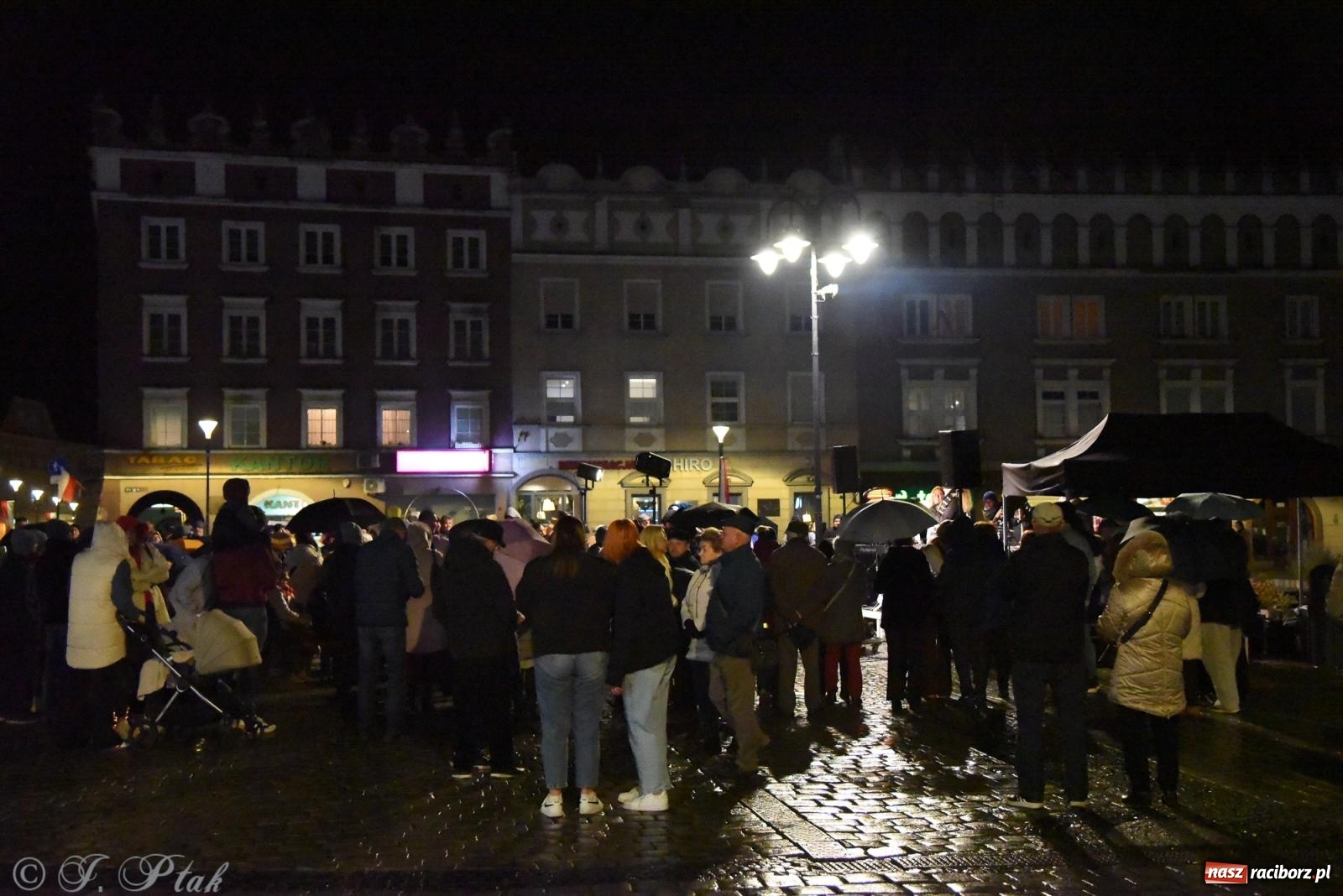 Zdjęcie w galerii na portalu naszraciborz.pl: Koncert pieśni patriotycznych na raciborskim rynku [FOTO i WIDEO] wiadomości z regionu