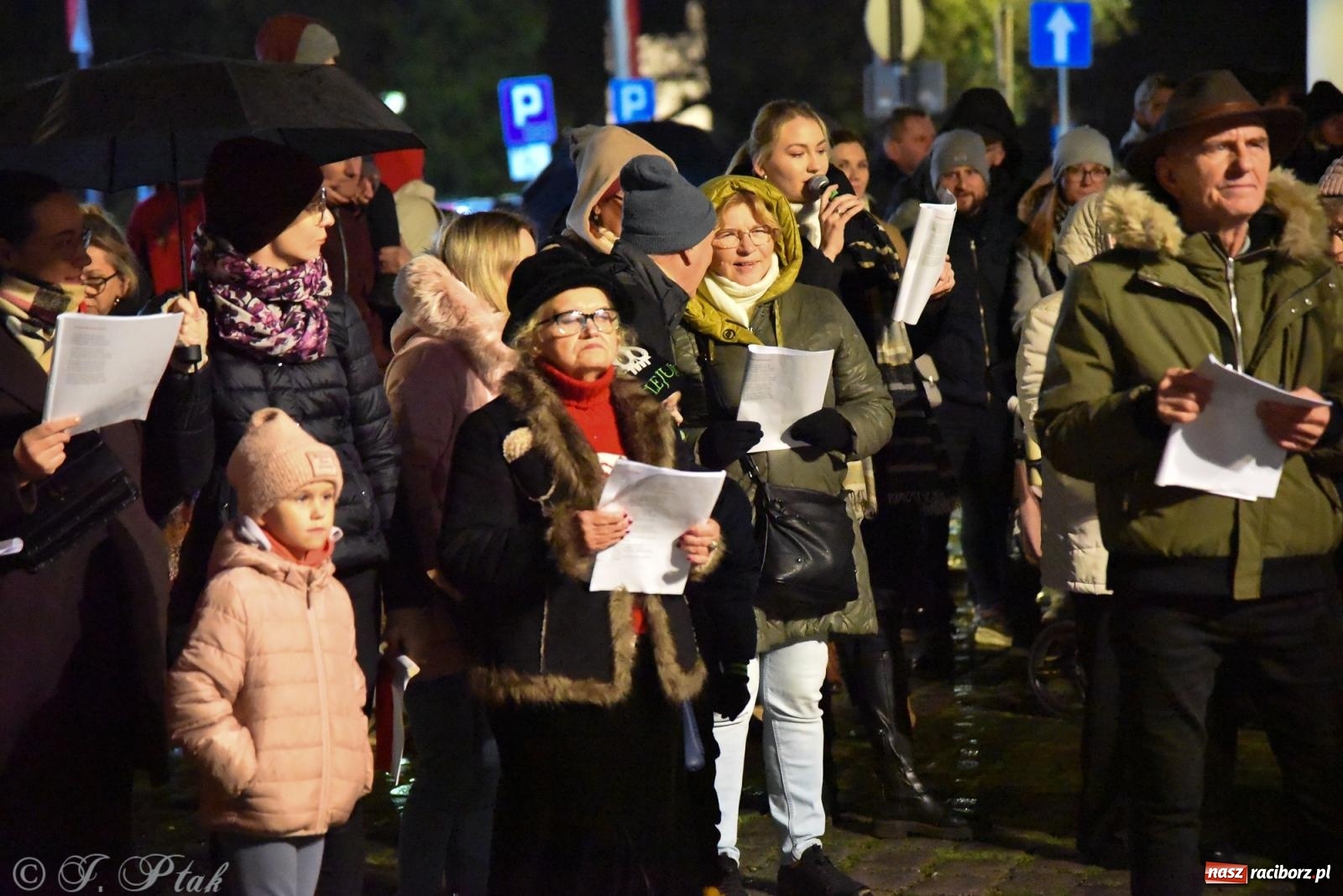 Zdjęcie w galerii na portalu naszraciborz.pl: Koncert pieśni patriotycznych na raciborskim rynku [FOTO i WIDEO] wiadomości z regionu