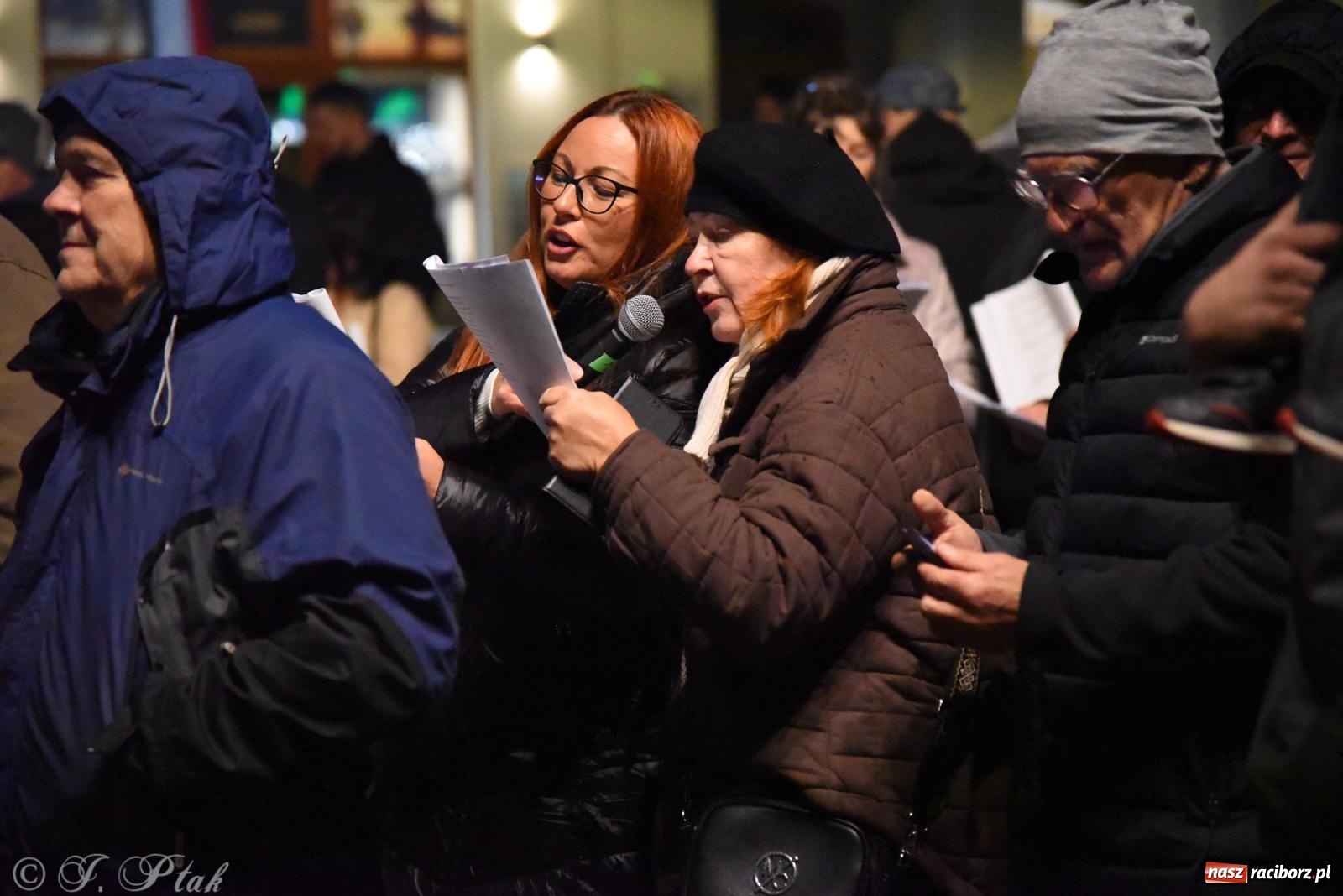 Zdjęcie w galerii na portalu naszraciborz.pl: Koncert pieśni patriotycznych na raciborskim rynku [FOTO i WIDEO] wiadomości z regionu