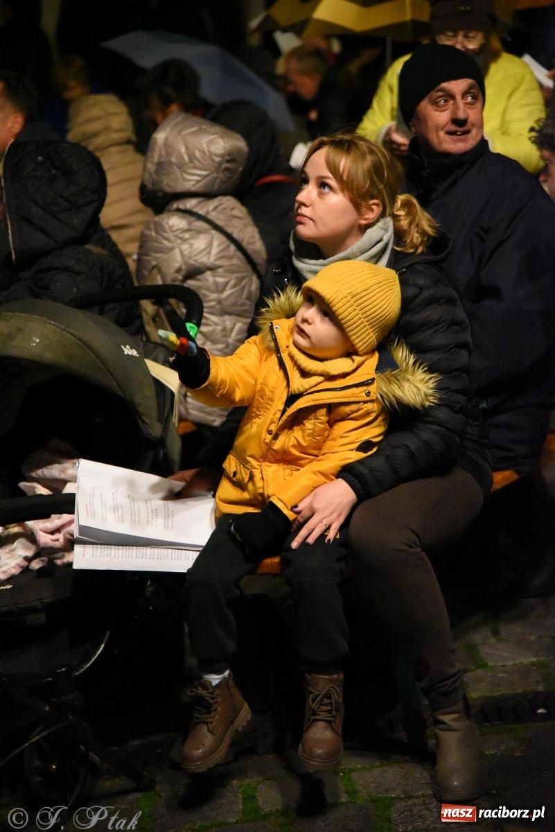 Zdjęcie w galerii na portalu naszraciborz.pl: Koncert pieśni patriotycznych na raciborskim rynku [FOTO i WIDEO] wiadomości z regionu