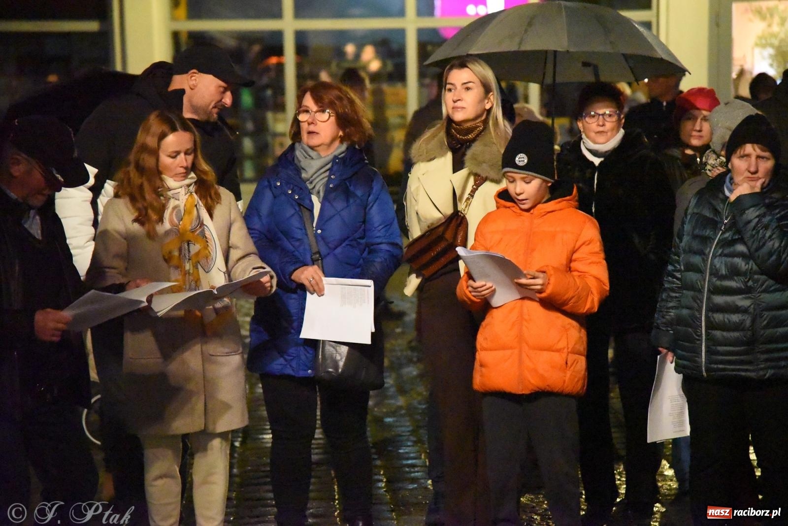 Zdjęcie w galerii na portalu naszraciborz.pl: Koncert pieśni patriotycznych na raciborskim rynku [FOTO i WIDEO] wiadomości z regionu