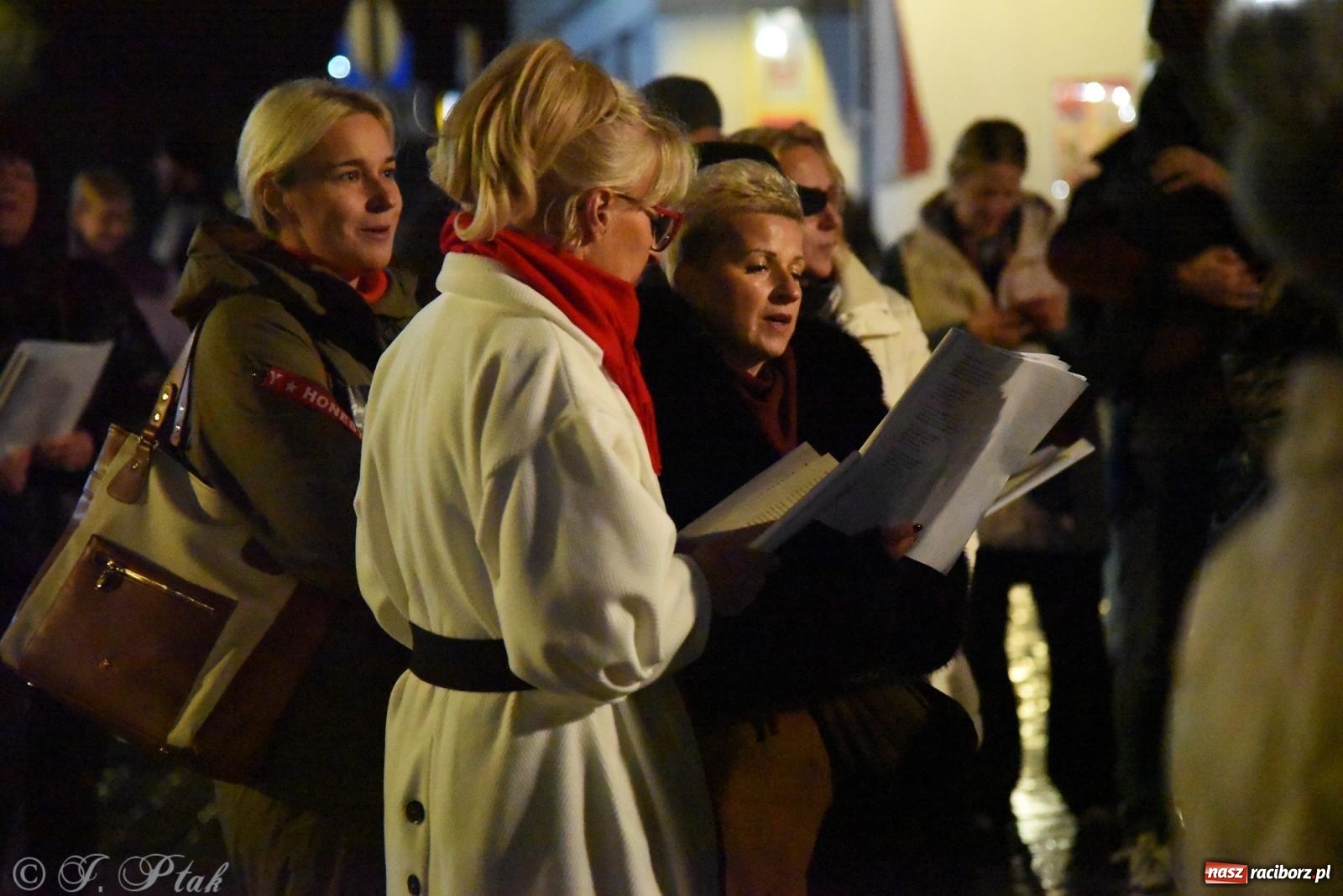 Zdjęcie w galerii na portalu naszraciborz.pl: Koncert pieśni patriotycznych na raciborskim rynku [FOTO i WIDEO] wiadomości z regionu