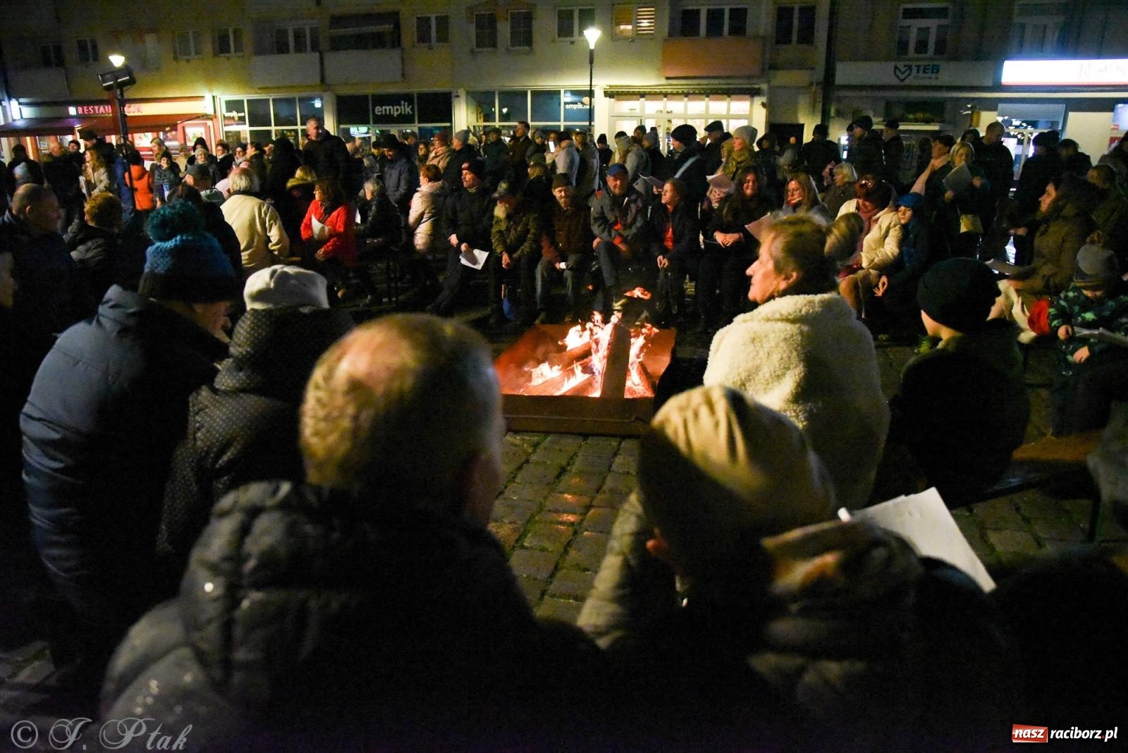 Zdjęcie w galerii na portalu naszraciborz.pl: Koncert pieśni patriotycznych na raciborskim rynku [FOTO i WIDEO] wiadomości z regionu