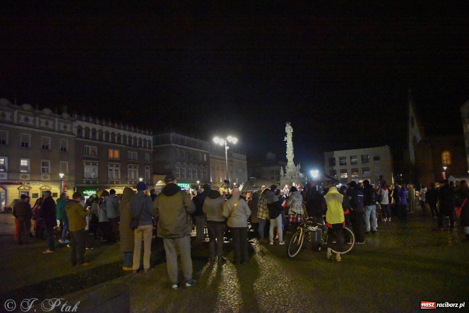 Zdjęcie w galerii na portalu naszraciborz.pl: Koncert pieśni patriotycznych na raciborskim rynku [FOTO i WIDEO] wiadomości z regionu