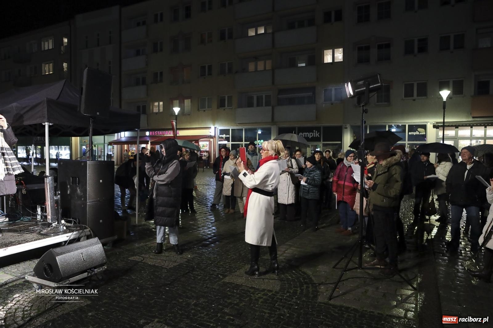 Zdjęcie w galerii na portalu naszraciborz.pl: Koncert pieśni patriotycznych na raciborskim rynku [FOTO i WIDEO] wiadomości z regionu