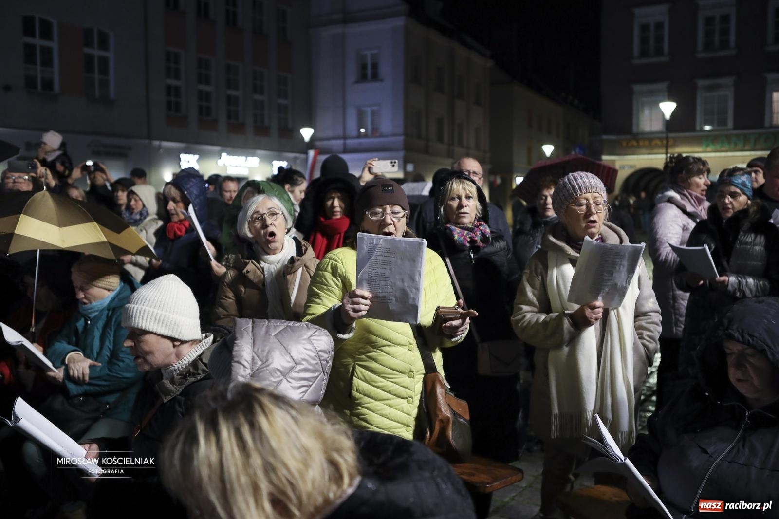 Zdjęcie w galerii na portalu naszraciborz.pl: Koncert pieśni patriotycznych na raciborskim rynku [FOTO i WIDEO] wiadomości z regionu
