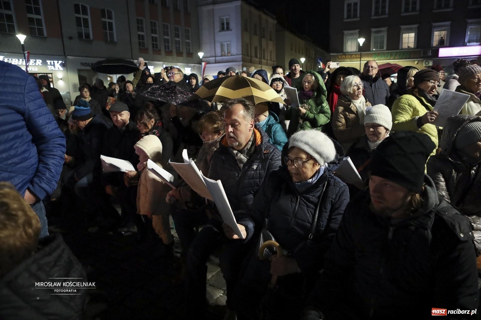 Zdjęcie w galerii na portalu naszraciborz.pl: Koncert pieśni patriotycznych na raciborskim rynku [FOTO i WIDEO] wiadomości z regionu