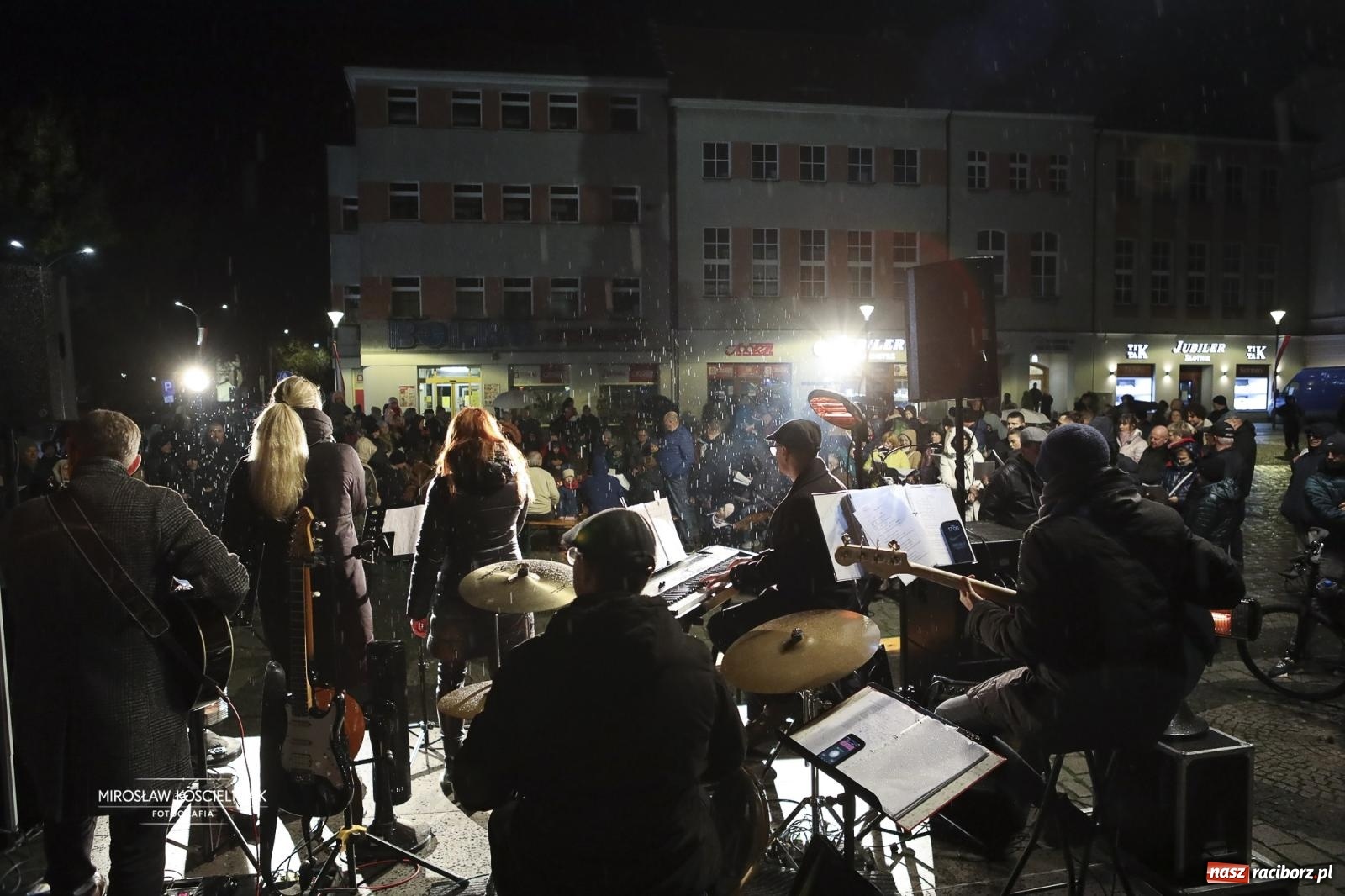 Zdjęcie w galerii na portalu naszraciborz.pl: Koncert pieśni patriotycznych na raciborskim rynku [FOTO i WIDEO] wiadomości z regionu