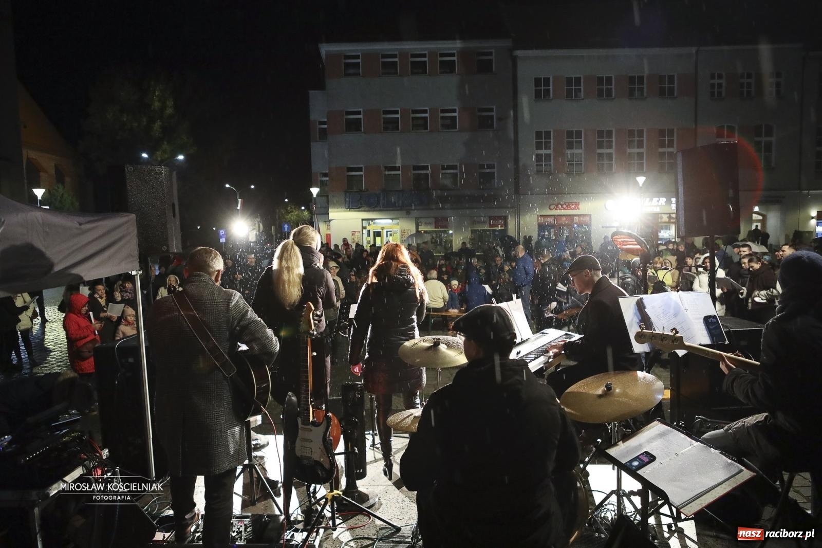 Zdjęcie w galerii na portalu naszraciborz.pl: Koncert pieśni patriotycznych na raciborskim rynku [FOTO i WIDEO] wiadomości z regionu