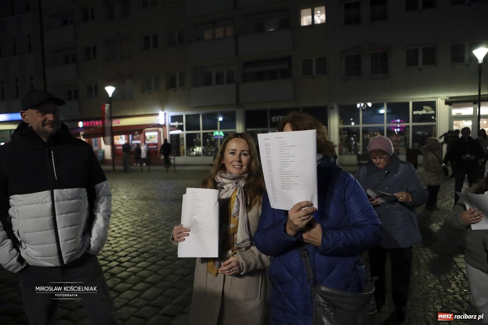 Zdjęcie w galerii na portalu naszraciborz.pl: Koncert pieśni patriotycznych na raciborskim rynku [FOTO i WIDEO] wiadomości z regionu