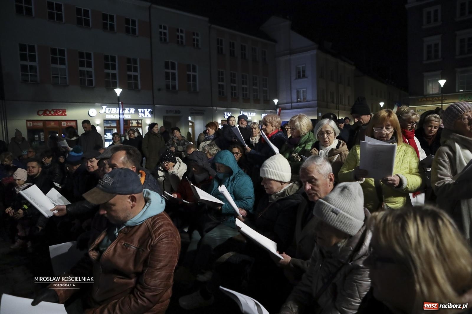 Zdjęcie w galerii na portalu naszraciborz.pl: Koncert pieśni patriotycznych na raciborskim rynku [FOTO i WIDEO] wiadomości z regionu