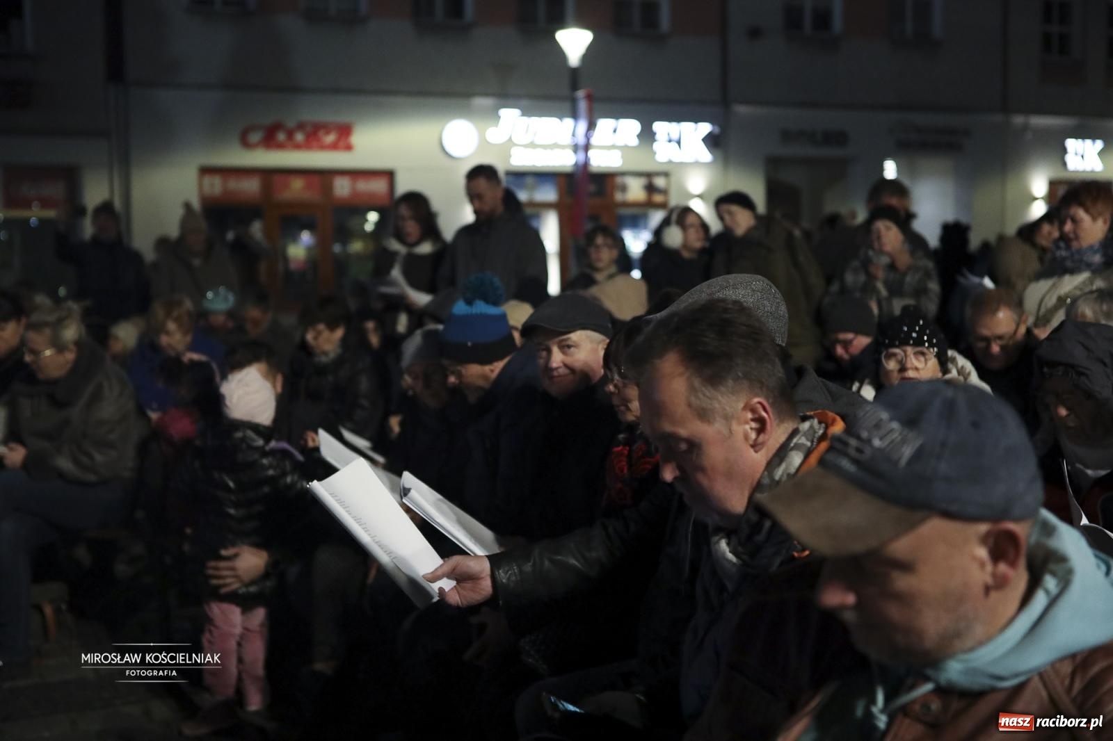 Zdjęcie w galerii na portalu naszraciborz.pl: Koncert pieśni patriotycznych na raciborskim rynku [FOTO i WIDEO] wiadomości z regionu