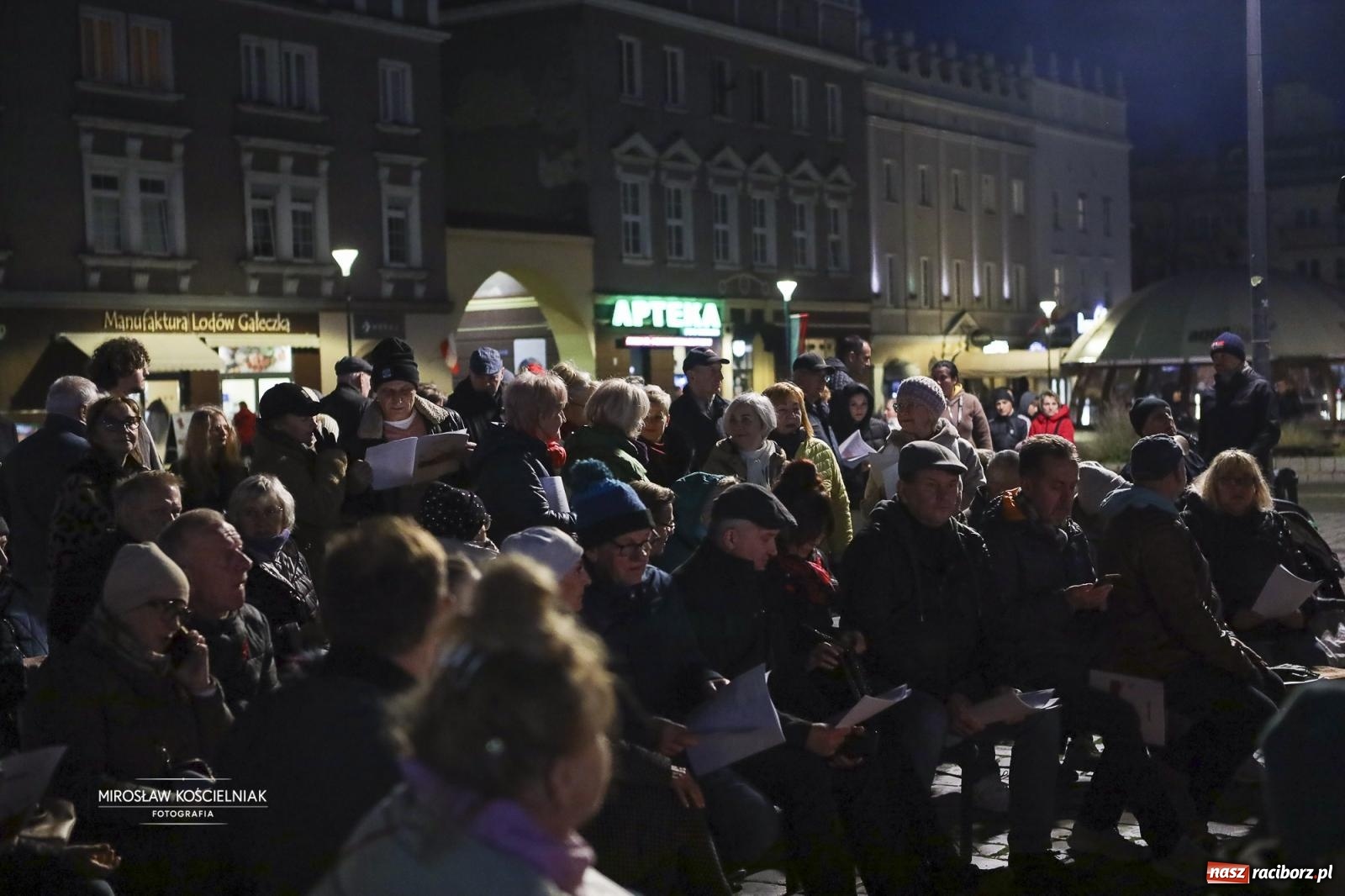 Zdjęcie w galerii na portalu naszraciborz.pl: Koncert pieśni patriotycznych na raciborskim rynku [FOTO i WIDEO] wiadomości z regionu