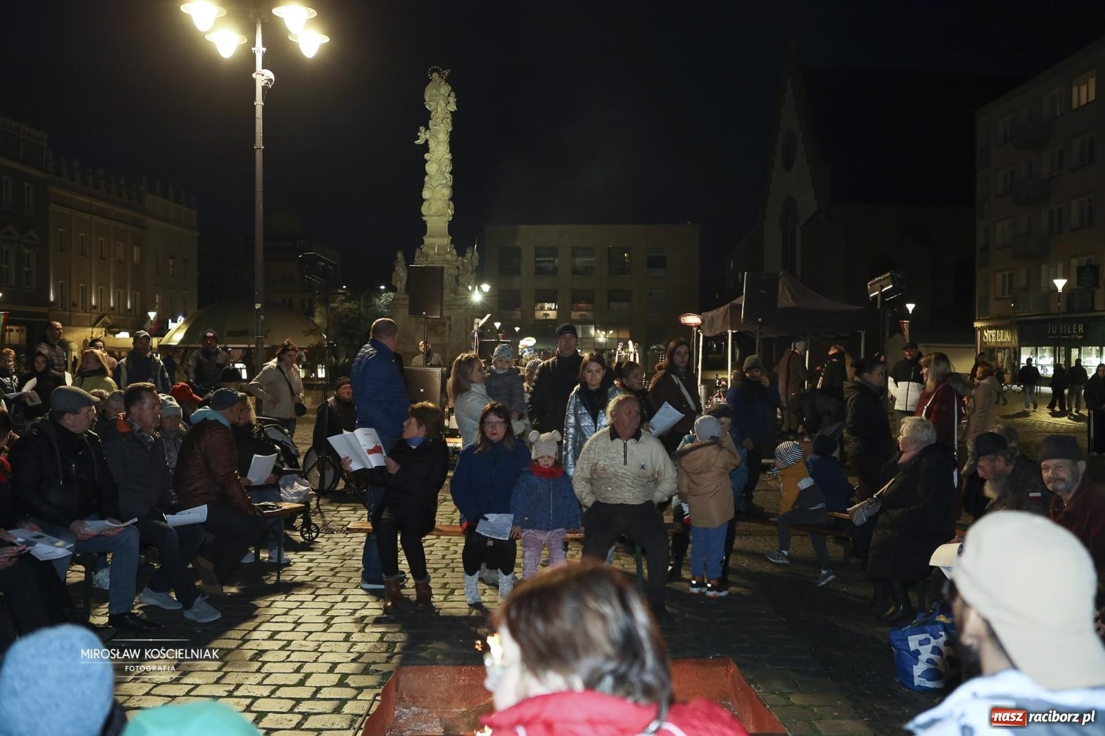 Zdjęcie w galerii na portalu naszraciborz.pl: Koncert pieśni patriotycznych na raciborskim rynku [FOTO i WIDEO] wiadomości z regionu