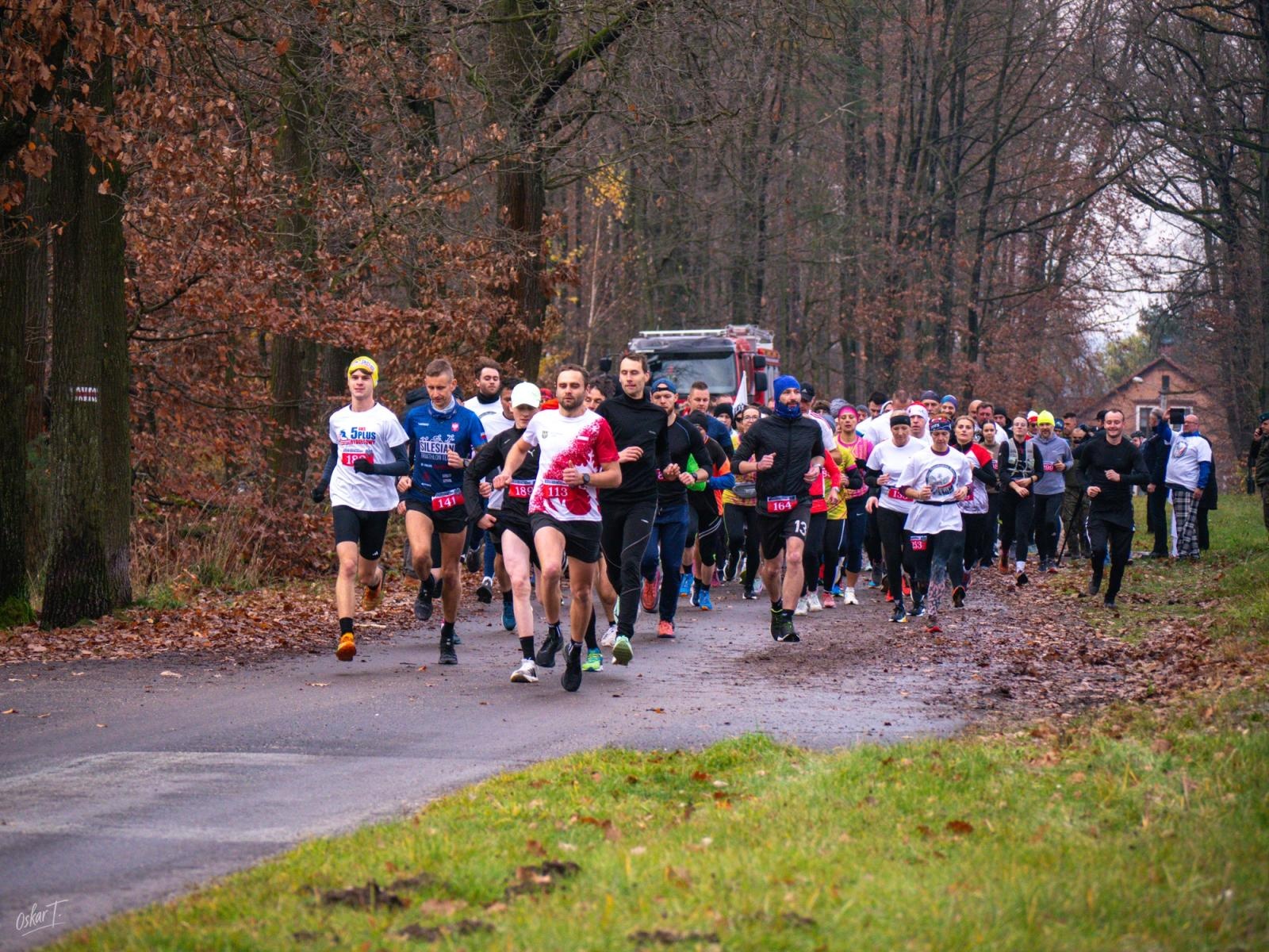 Zdjęcie w galerii na portalu naszraciborz.pl: Bieg Niepodległości w Kuźni Raciborskiej po raz kolejny połączył sport i pamięć wiadomości z regionu