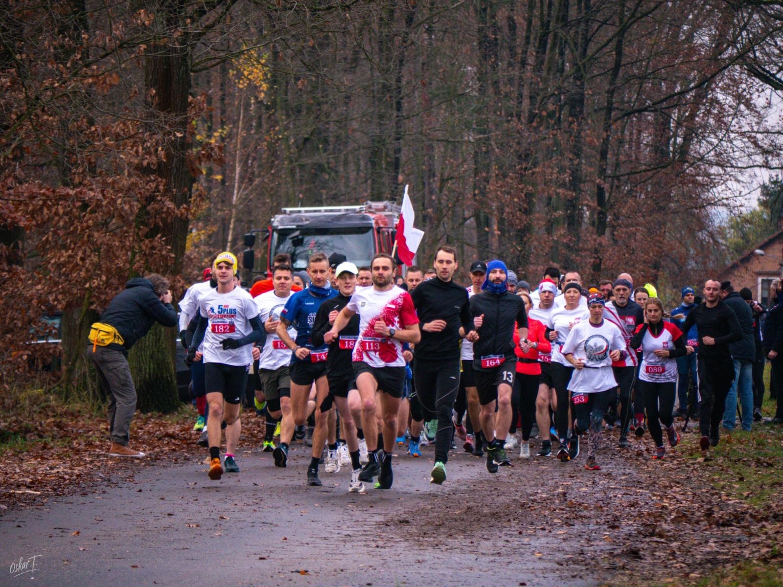 Zdjęcie w galerii na portalu naszraciborz.pl: Bieg Niepodległości w Kuźni Raciborskiej po raz kolejny połączył sport i pamięć wiadomości z regionu