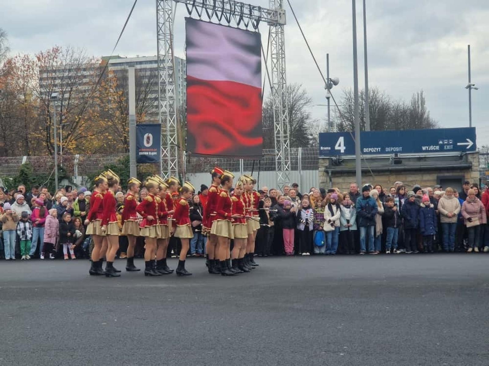 Zdjęcie w galerii na portalu naszraciborz.pl: Mażoretki Zara 11 XI na Stadionie Śląskim [FOTO i WIDEO] wiadomości z regionu