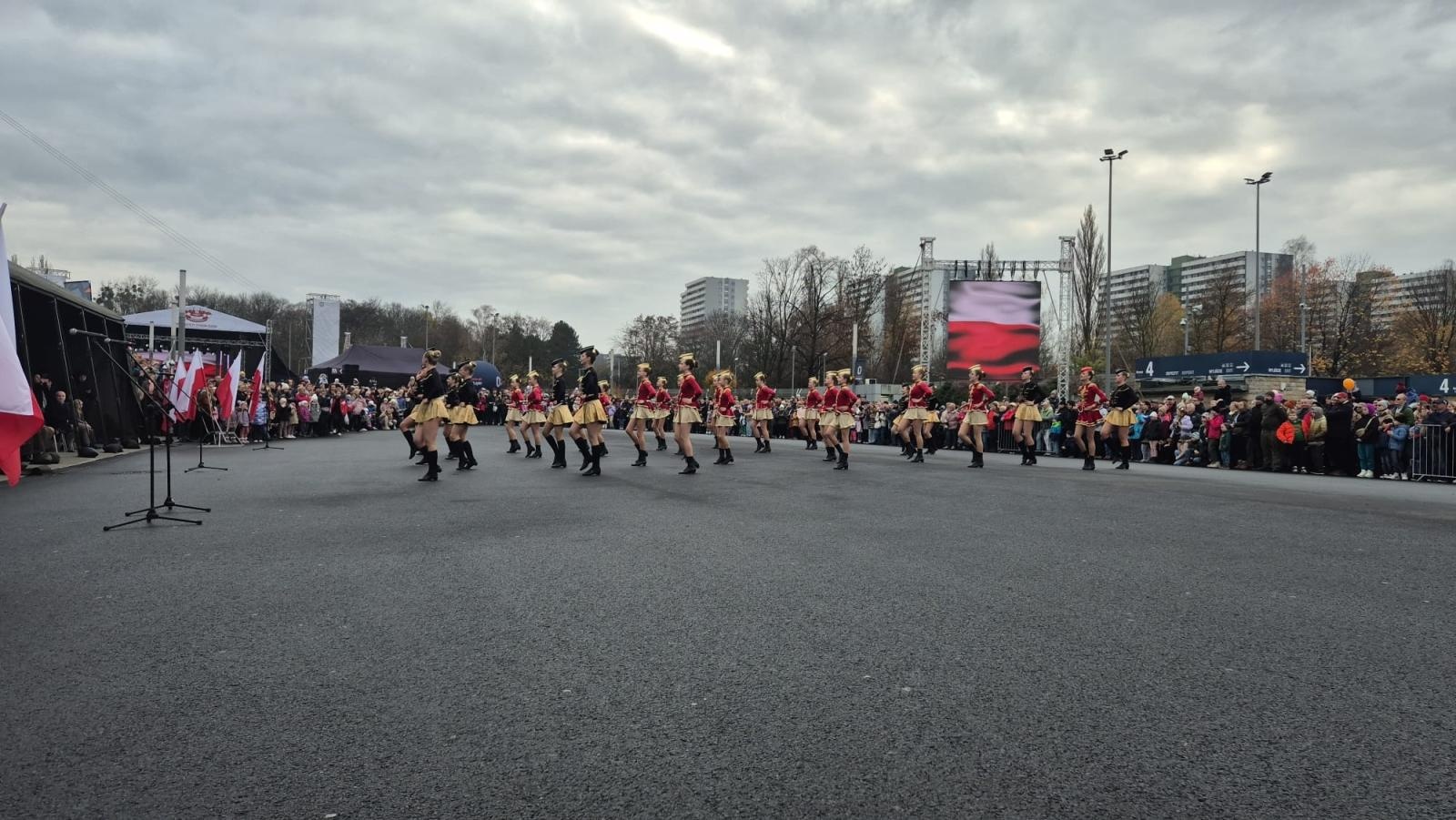 Zdjęcie w galerii na portalu naszraciborz.pl: Mażoretki Zara 11 XI na Stadionie Śląskim [FOTO i WIDEO] wiadomości z regionu