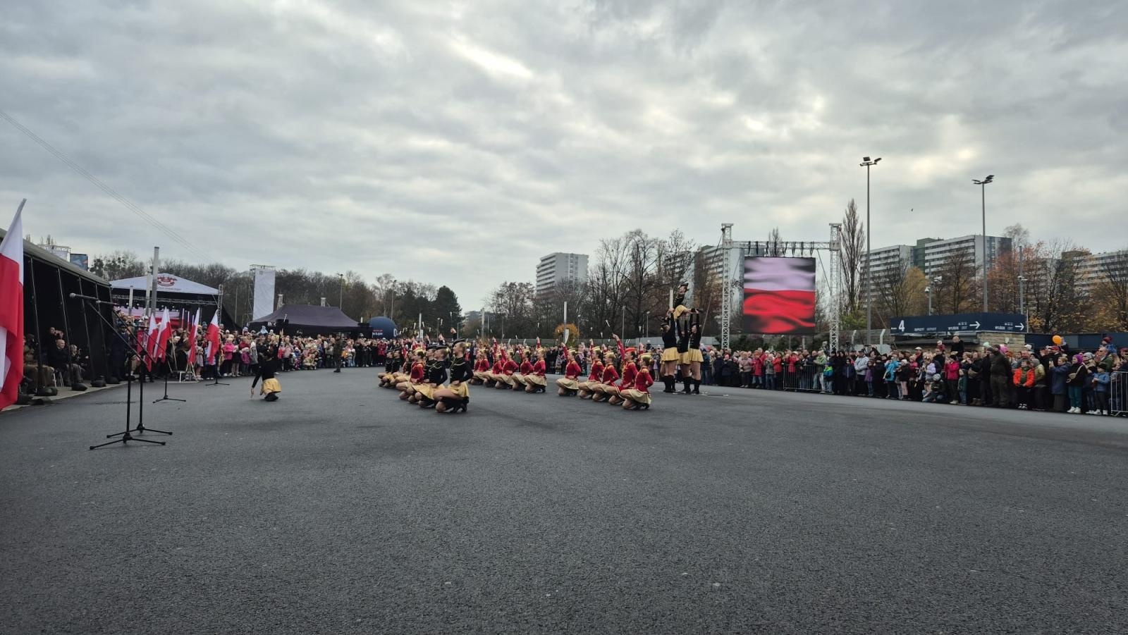 Zdjęcie w galerii na portalu naszraciborz.pl: Mażoretki Zara 11 XI na Stadionie Śląskim [FOTO i WIDEO] wiadomości z regionu