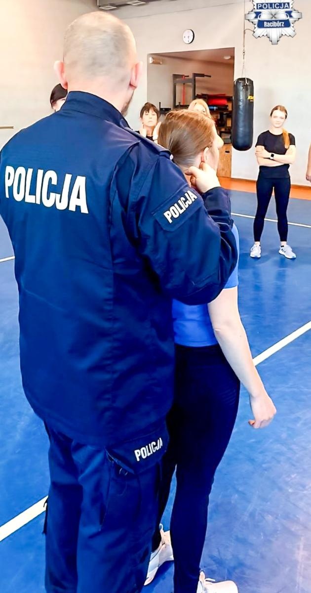 Zdjęcie w galerii na portalu naszraciborz.pl: Pracownice raciborskiej Policji uczą się samoobrony – bezpieczeństwo przede wszystkim! wiadomości z regionu