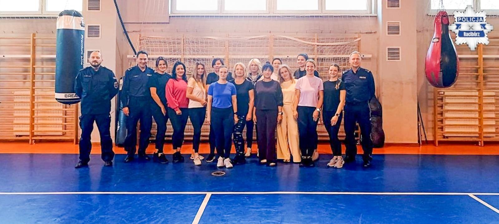 Zdjęcie w galerii na portalu naszraciborz.pl: Pracownice raciborskiej Policji uczą się samoobrony – bezpieczeństwo przede wszystkim! wiadomości z regionu
