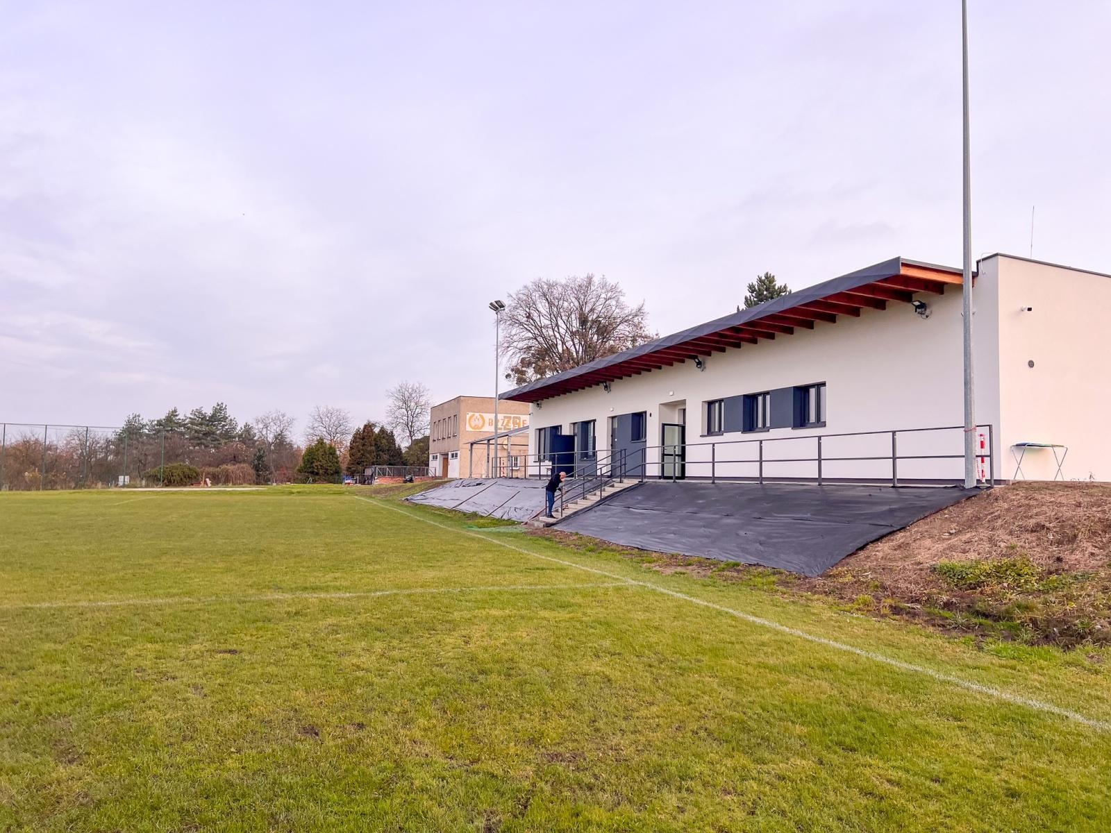 Zdjęcie w galerii na portalu naszraciborz.pl: Stary obiekt LKS w Raciborzu pozostaje. Radny Konieczny krytykuje brak rozbiórki przy nowej inwestycji wiadomości z regionu