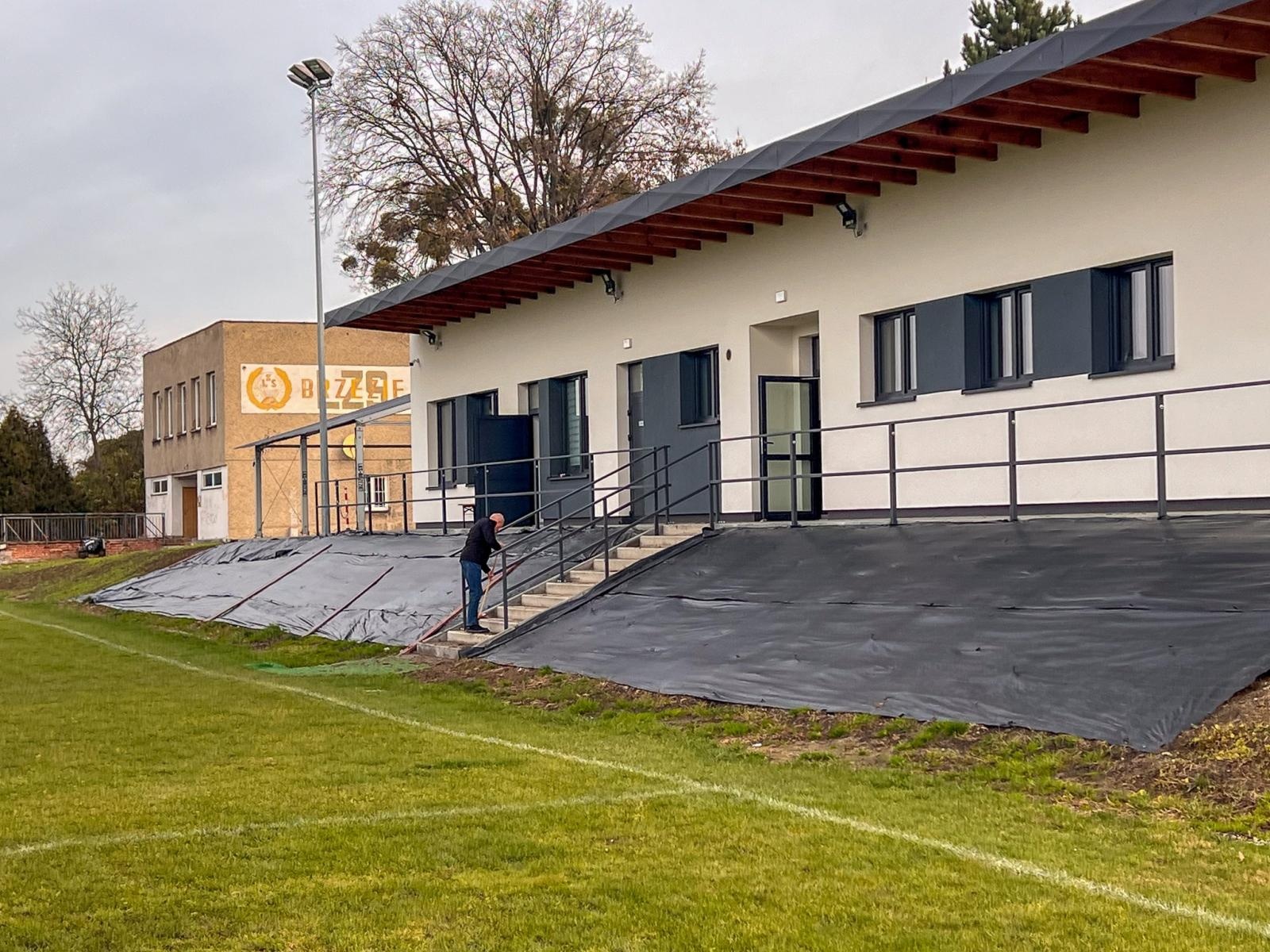 Zdjęcie w galerii na portalu naszraciborz.pl: Stary obiekt LKS w Raciborzu pozostaje. Radny Konieczny krytykuje brak rozbiórki przy nowej inwestycji wiadomości z regionu