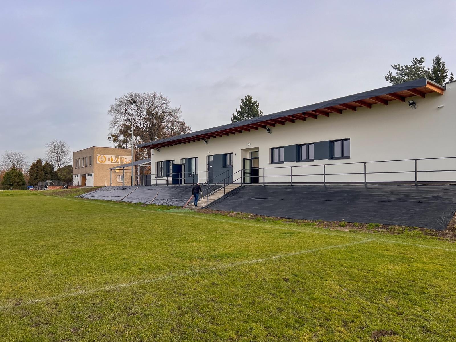 Zdjęcie w galerii na portalu naszraciborz.pl: Stary obiekt LKS w Raciborzu pozostaje. Radny Konieczny krytykuje brak rozbiórki przy nowej inwestycji wiadomości z regionu