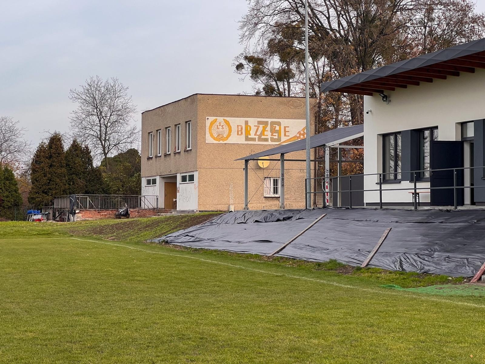 Zdjęcie w galerii na portalu naszraciborz.pl: Stary obiekt LKS w Raciborzu pozostaje. Radny Konieczny krytykuje brak rozbiórki przy nowej inwestycji wiadomości z regionu