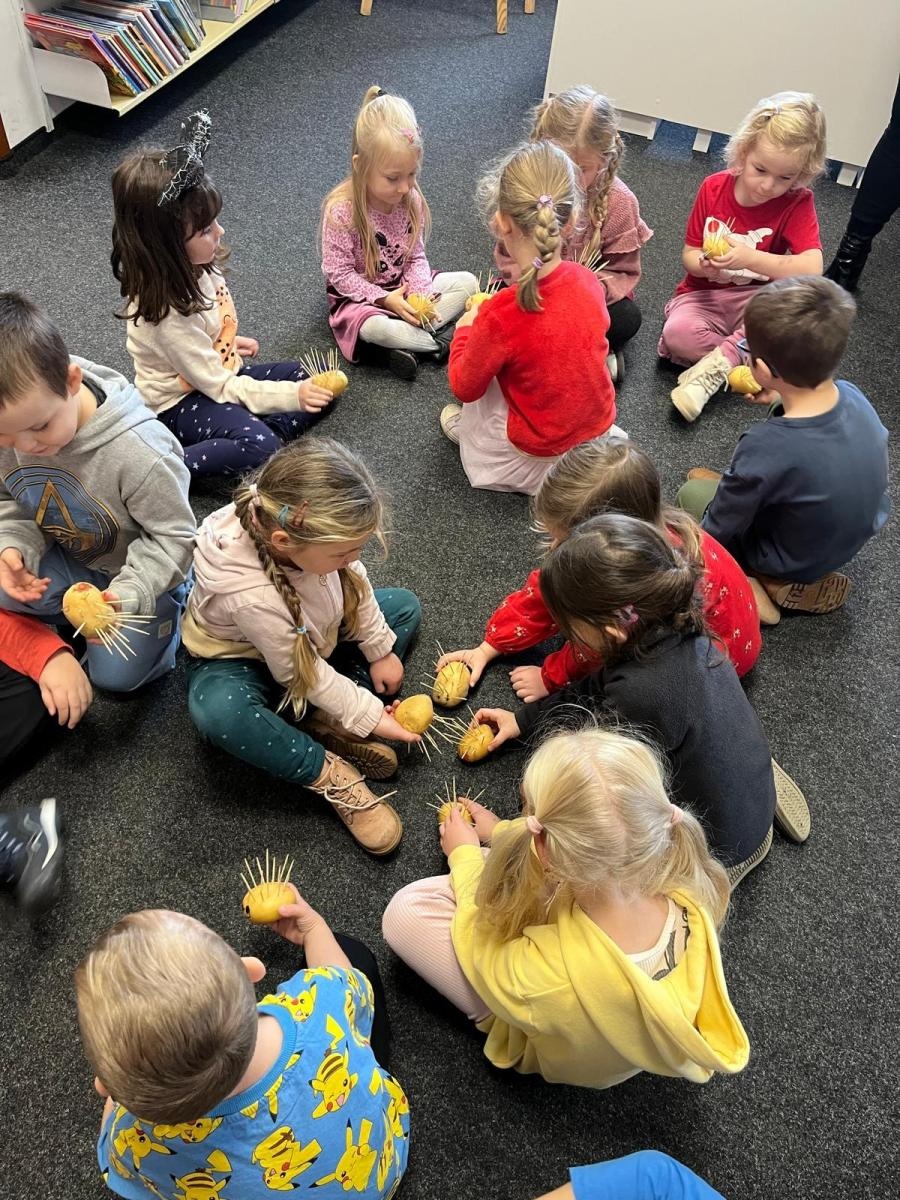 Zdjęcie w galerii na portalu naszraciborz.pl: Dzień Jeża w Bibliotece w Rudach wiadomości z regionu