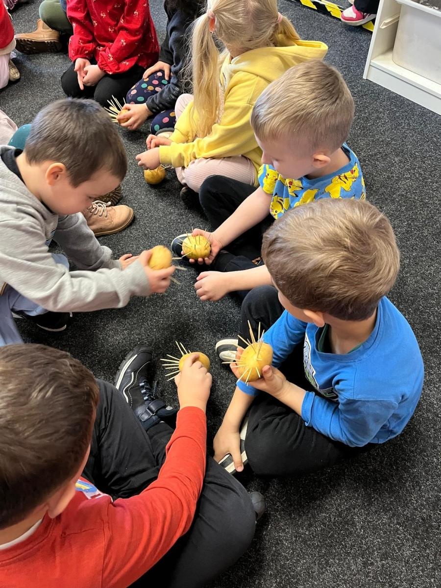 Zdjęcie w galerii na portalu naszraciborz.pl: Dzień Jeża w Bibliotece w Rudach wiadomości z regionu