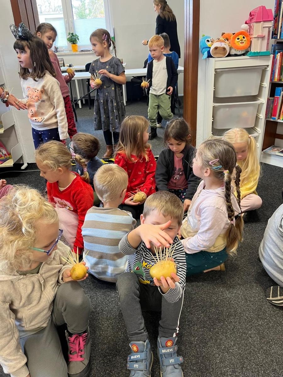 Zdjęcie w galerii na portalu naszraciborz.pl: Dzień Jeża w Bibliotece w Rudach wiadomości z regionu