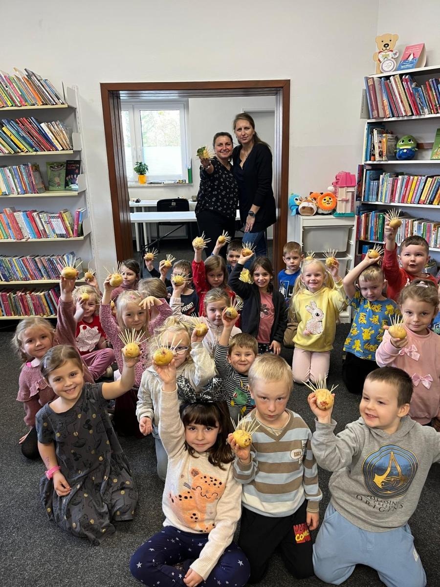 Zdjęcie w galerii na portalu naszraciborz.pl: Dzień Jeża w Bibliotece w Rudach wiadomości z regionu