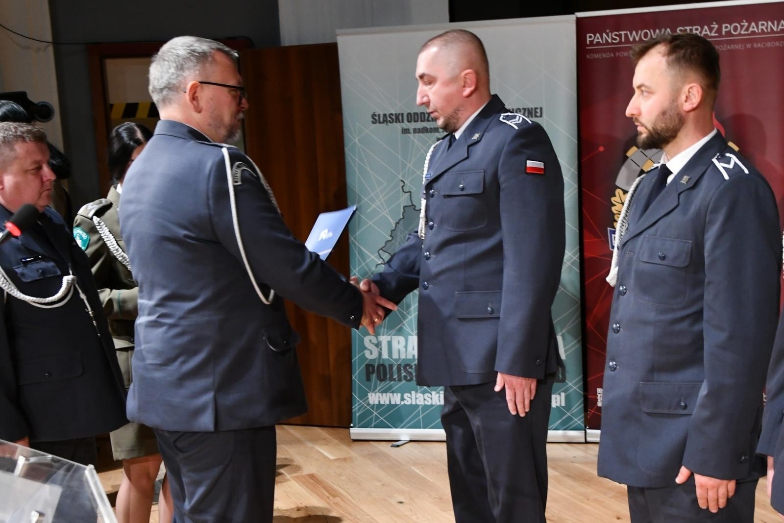 Zdjęcie w galerii na portalu naszraciborz.pl: Uroczystość z okazji Narodowego Święta Niepodległości w RCK. Wspólna inicjatywa służb mundurowych wiadomości z regionu
