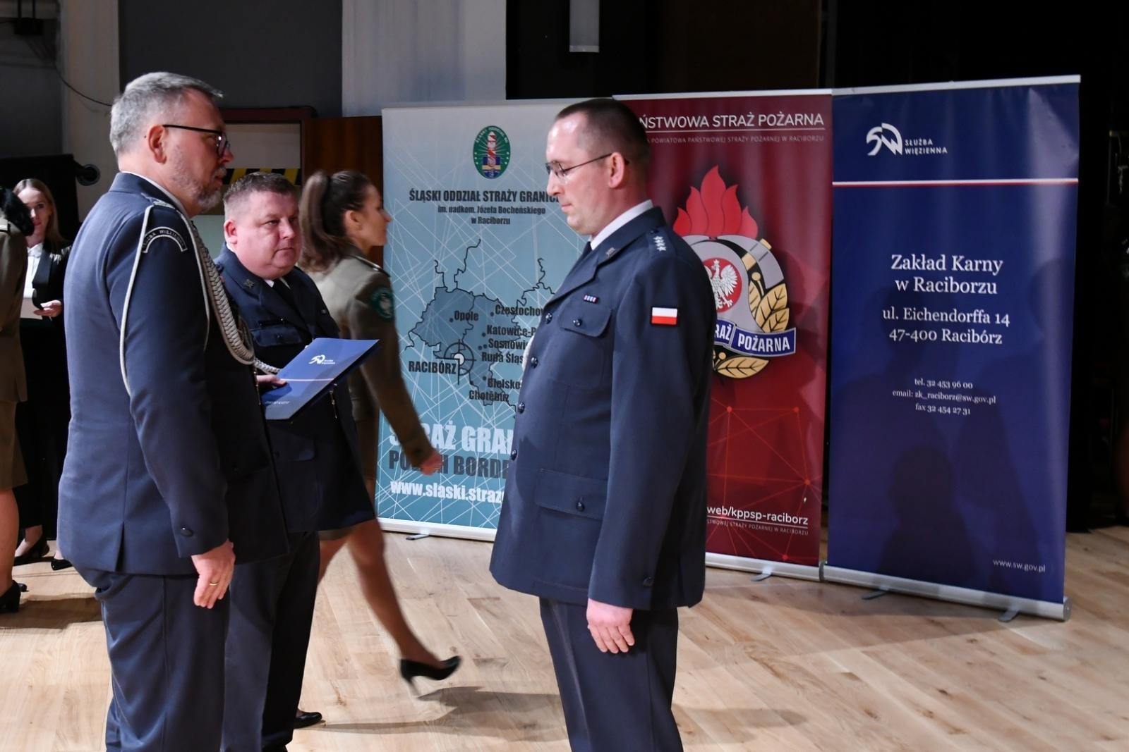 Zdjęcie w galerii na portalu naszraciborz.pl: Uroczystość z okazji Narodowego Święta Niepodległości w RCK. Wspólna inicjatywa służb mundurowych wiadomości z regionu