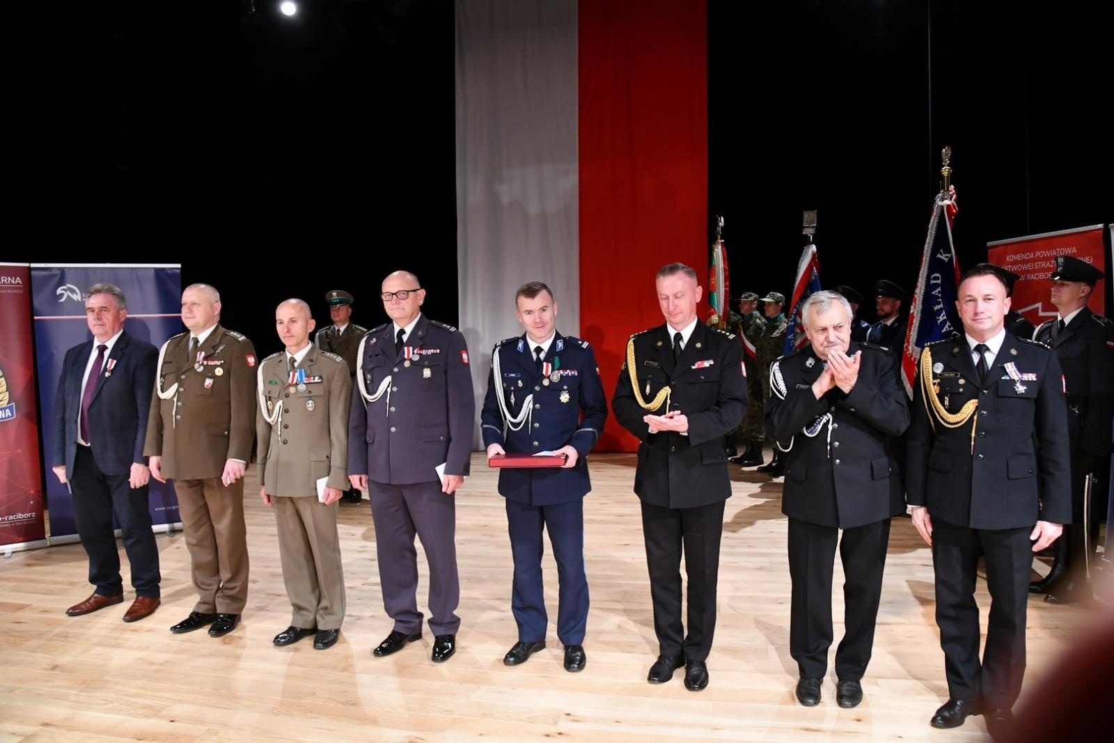 Zdjęcie w galerii na portalu naszraciborz.pl: Uroczystość z okazji Narodowego Święta Niepodległości w RCK. Wspólna inicjatywa służb mundurowych wiadomości z regionu