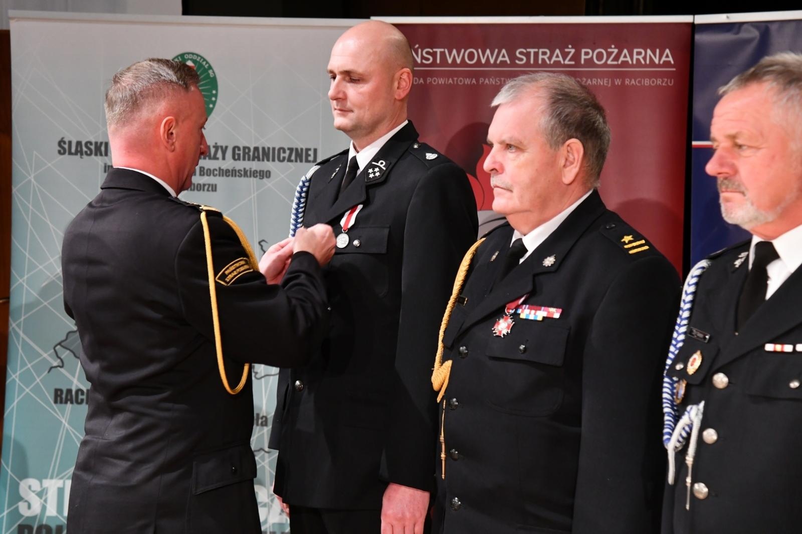 Zdjęcie w galerii na portalu naszraciborz.pl: Uroczystość z okazji Narodowego Święta Niepodległości w RCK. Wspólna inicjatywa służb mundurowych wiadomości z regionu