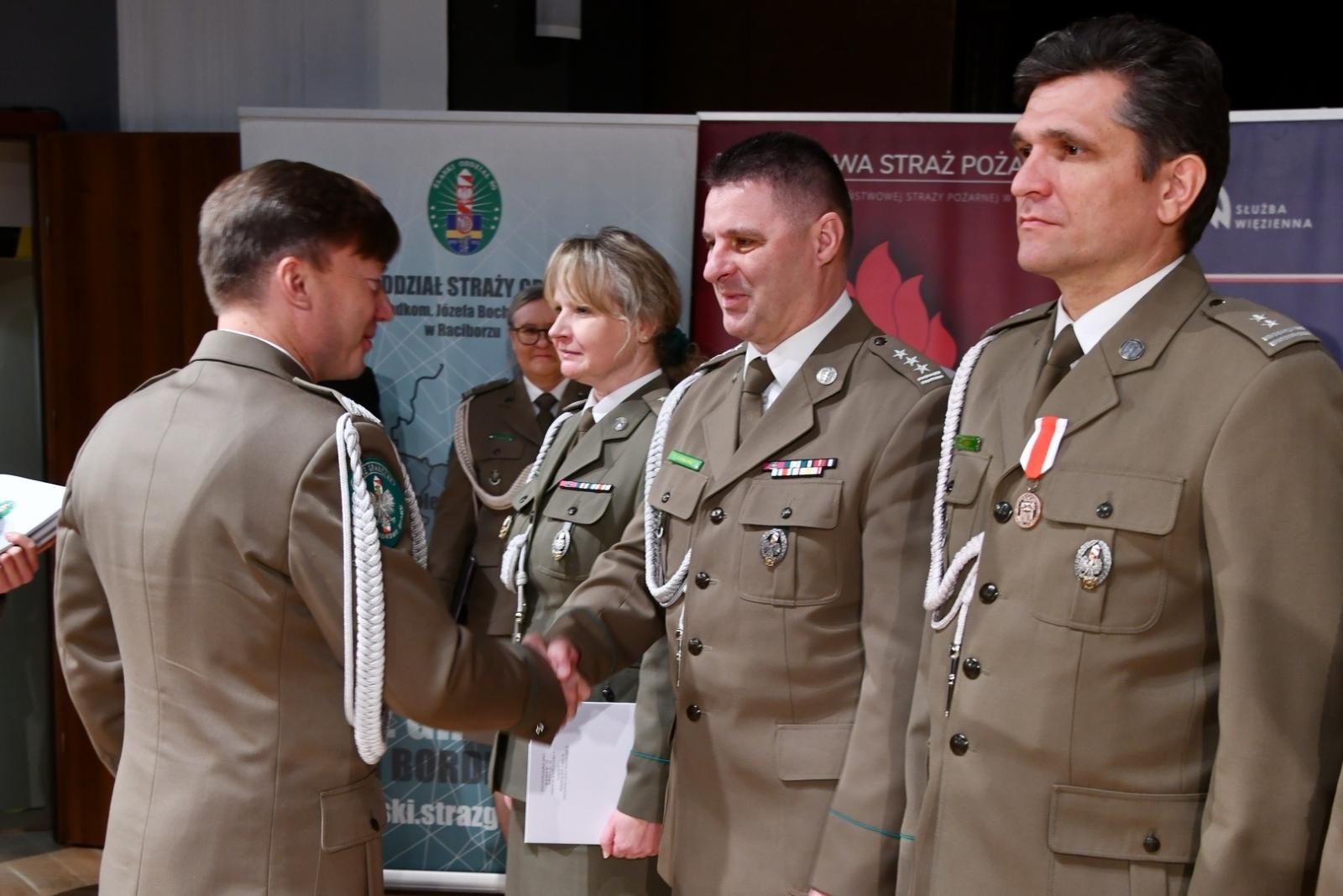 Zdjęcie w galerii na portalu naszraciborz.pl: Uroczystość z okazji Narodowego Święta Niepodległości w RCK. Wspólna inicjatywa służb mundurowych wiadomości z regionu