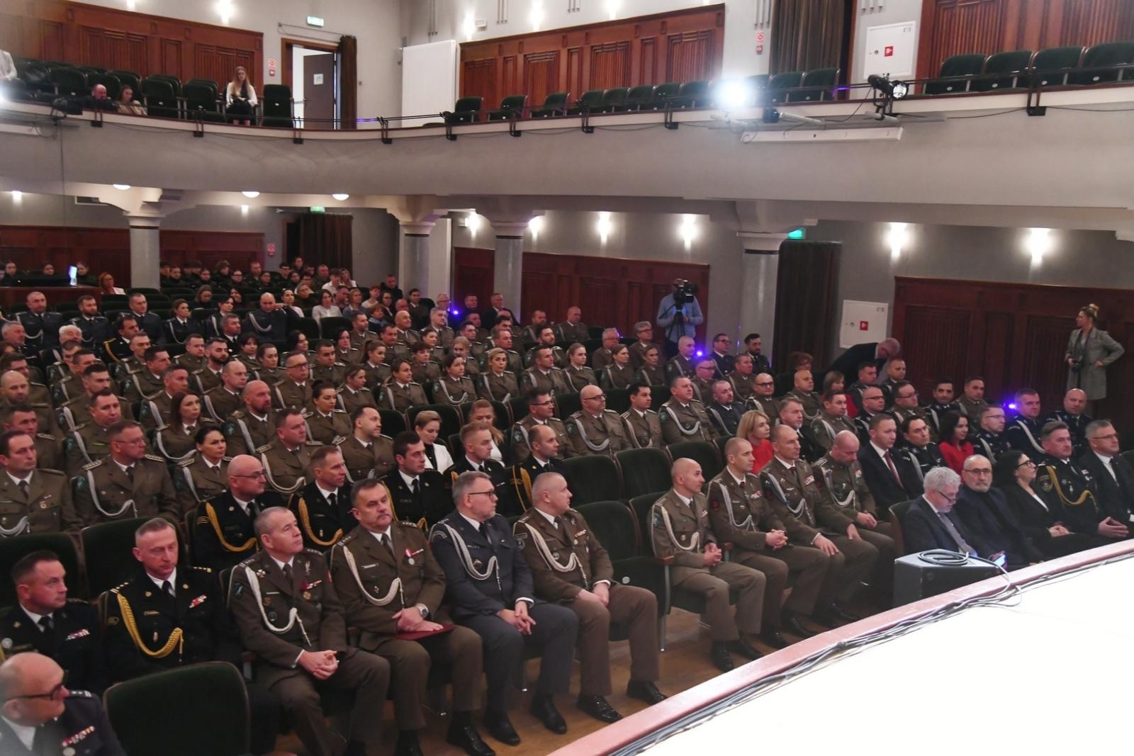 Zdjęcie w galerii na portalu naszraciborz.pl: Uroczystość z okazji Narodowego Święta Niepodległości w RCK. Wspólna inicjatywa służb mundurowych wiadomości z regionu